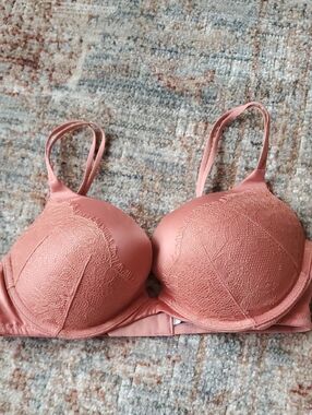 Victoria's Secret Very Sexy Lace-Trim Push-Up Bra 36c Peach